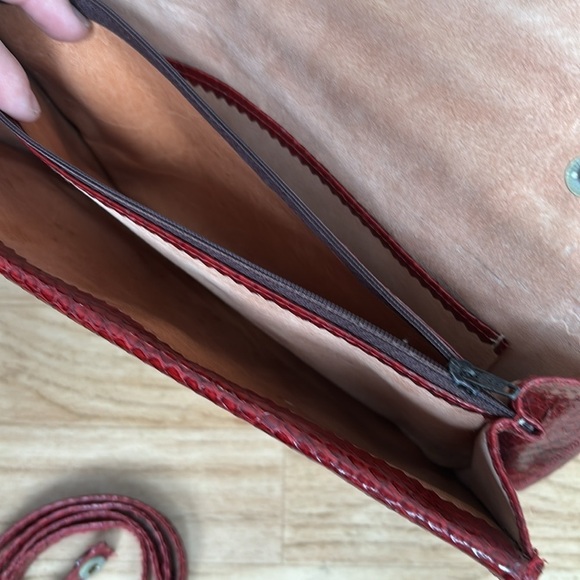 Red crocodile skin textured clutch - Picture 9 of 10